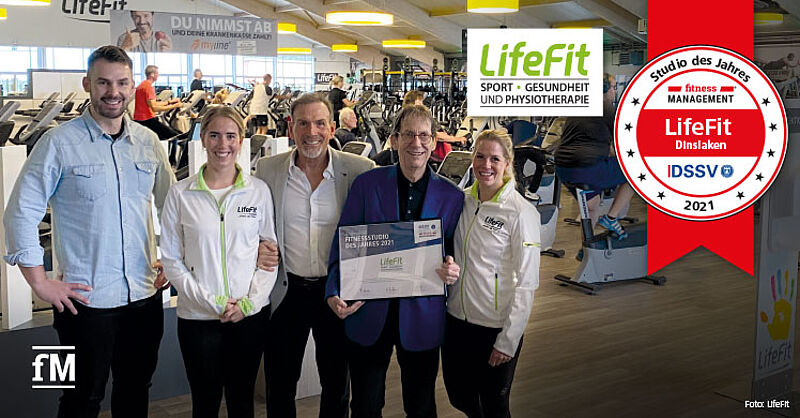 Der LifeFit Sportpark ist das Studio des Jahres für DSSV und fM: Janosch Marx, Jennifer Krajewski, Frank Krajewski, Refit Kamberovic und Nadine Krajewski (v. l.) bei der Übergabe der Urkunde.