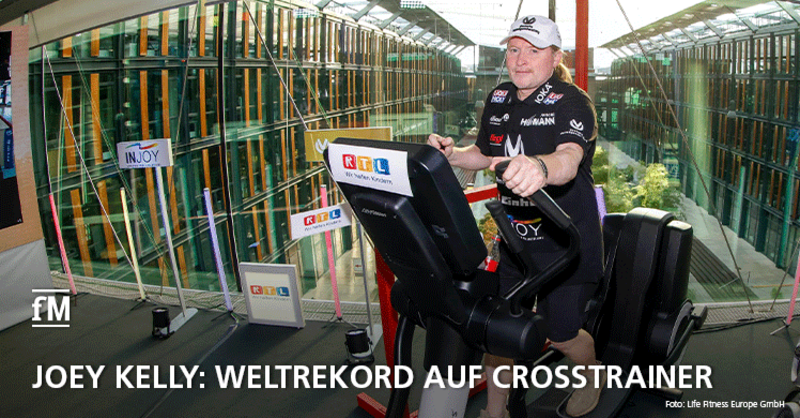 Joey Kelly stellt beim RTL Spendenmarathon einen Weltrekord auf dem Crosstrainer auf.