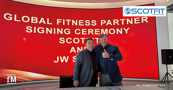 Jimmy Andrew, Geschäftsführer und Gründer von Scotfit (r.), bei der Vertragsunterzeichnung mit Mr. Zhao, CEO von JW Sport, in Dezhou