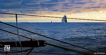 Entlang der Eisgrenze segeln Boris Herrmann und weiter Teilnehmer der Vendée Globe dem Sonnenuntergang entgegen. Foto: Boris Herrmann