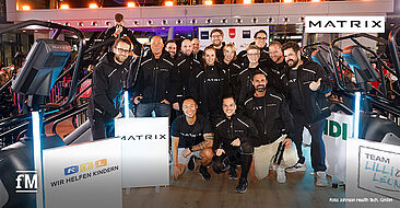 Team Matrix freut sich über den Weltrekord auf den Climbmills beim RTL Spendenmarathon 2022.