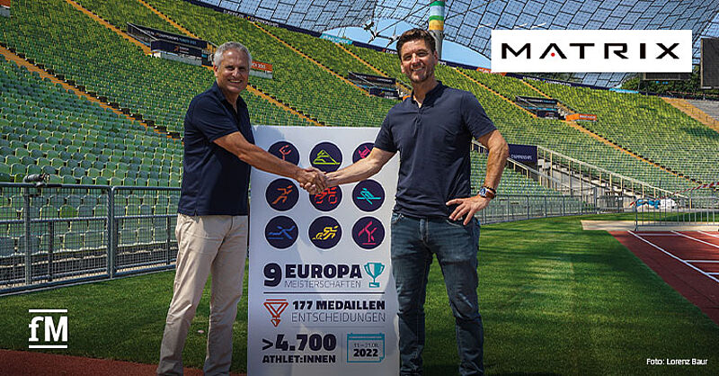 Matrix kooperiert mit den European Championships Munich 2022: Head of LOC Klaus Cyron (links) und Matrix Key Account Manager Volker Lichte schlagen auf die Kooperation ein.