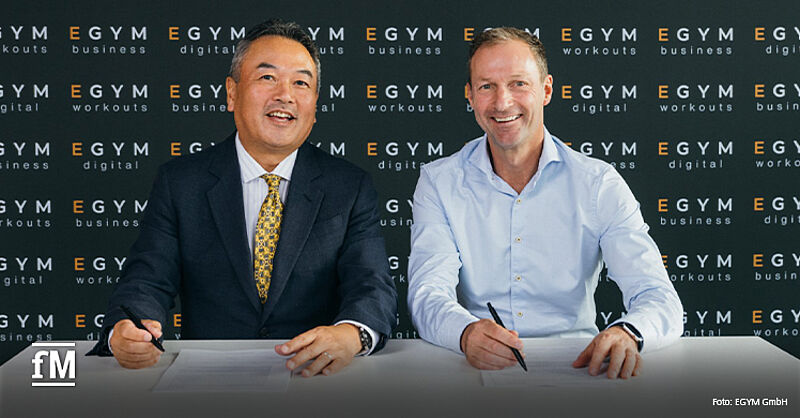 Tatsuo Takahashi, Präsident und General Manager JHT Japan (links) und Christoph Bischoff (Geschäftsführer EGYM) unterzeichnen Kooperationsvertrag für den japanischen Fitnessmarkt.