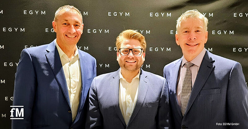 Philipp Roesch-Schlanderer (Bildmitte) begrüßt den ehemaligen Precor CEO Rob Barker (links) und den Ex-CEO von Life Fitness, Chris Clawson, bei EGYM