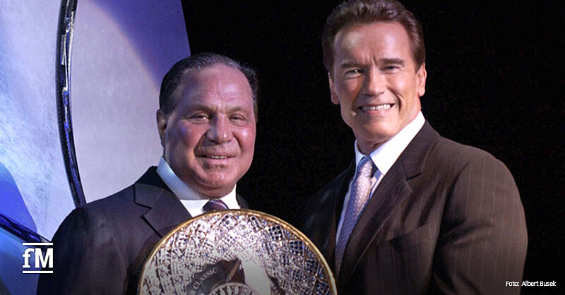 Arnold Schwarzenegger zeichnet Bill Pearl in Columbus (Ohio) 2004 mit dem 'Arnold Classic Lifetime-Achievement Award' aus