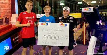 Wie der Vater, so die Söhne: Extremsportler Joey Kelly freut sich mit Luke und Leon über 1 Million Euro für bedürftige Kinder im Rahmen des RTL Spendenmarathons.