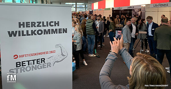 Aufstiegskongress 2022 feiert unter dem Motto 'Better and stronger' in Mannheim erfolgreiches Live-Comeback und begeistert Teilnehmende vor Ort.