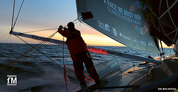 'A Race We Must Win' – volle Fahrt voraus in den Nordatlantik bei Sonnenuntergang. Foto: Boris Herrmann