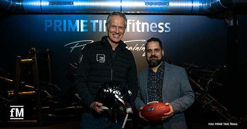 Vereinen Fitness und Football: Henrik Gockel (Gründer PRIME TIME fitness) und Sebastian Stolz (General Manager der Munich Ravens) freuen sich auf die Zusammenarbeit