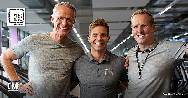CEO Henrik Gockel(l.) und Hamburger Franchisenehmer Nils Kuprat (r.) begrüßen Dominic Meier (m.) als neuen Franchisenehmer des ersten Schweizer Clubs