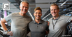 CEO Henrik Gockel (links) und der Hamburger Franchisenehmer Nils Kuprat (rechts) begrüßen Dominic Meier als neuen Franchisenehmer des ersten Schweizer Clubs.