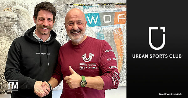 Thorsten Mierau (Key Account Partner Manager West bei Urban Sports Club, l.) und Bahram Ekhtebar (Geschäftsführer World of Fitness) verlängern ihre Kooperation um weitere drei Jahre