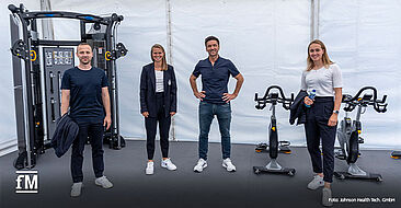 Bereit für die EURO 2022: Co-Trainer Patrik Grolimund (links), die Nationalspielerinnen Sydney Lohmann (rechts) und Klara Bühl (beide Bayern München) mit Matrix Key Account Volker Lichte.