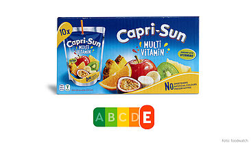 Zwar sind bunte Früchte prominent auf der Verpackung abgebildet – die Capri Sun Multivitamin enthält jedoch lediglich 12 Prozent Frucht und dafür ganze 9 Prozent Zucker, somit auch reichlich Kalorien – daher wird sie mit dem schlechtesten Nutri-Score 'E' bewertet.