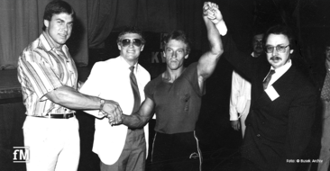 Albert Busek gratuliert Werner Pfitzenmeier zum Junioren-Gesamtsieg der Deutschen Meisterschaften 1980.