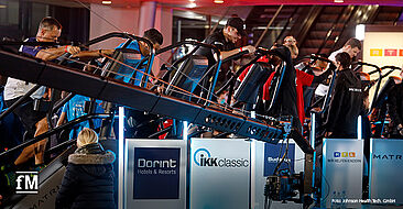 Teilnehmer des Weltrekordversuchs auf Matrix Climbmills beim RTL Spendenmarathon 2022.