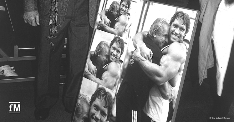 Arnold Schwarzenegger war für Joe Gold wie ein Sohn, den er nie hatte. Eine Collage vom emotionalsten Foto, das ich von Arnold und ihm je gemacht habe – ein Schnappschuss im Studio zwischen zwei Sätzen.