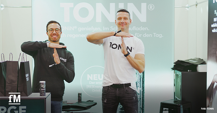T wie TONIN: Carsten Dehmlow (rechts), einer der drei Geschäftsführer der Precovery Global Group GmbH, auf dem Aufstiegskongress 2022 in Mannheim.