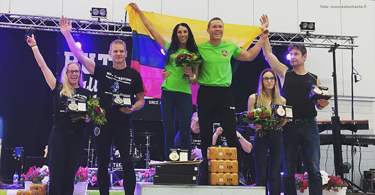 Männer tragen ihre Frauen auf Händen: Sieger des Kraftsportevents in Finnland kommen aus Litauen.