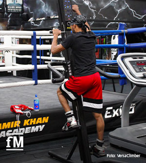 Amir Khan trainiert am VersaClimber