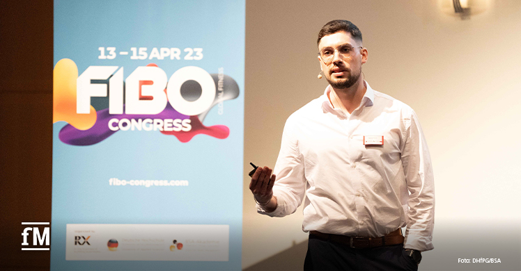 Bastian Thum (MBA Sport- und Gesundheitsmanagement) bei seinem Vortrag auf dem FIBO Congress 2023