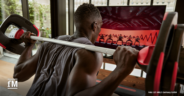 Workout unterstützt durch digitale Tools: Omnifitness-Ansatz für eine erfolgreiche Zukunft der Fitnessstudios.