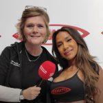 fM-Redakteurin Anke Sörensen interviewt Bodybuilding-Star Maureen Blanquisco am Panatta Stand auf der FIBO 2024