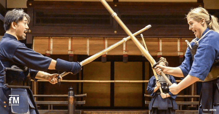 In der Tradition der Samurai unterrichtet Gastgeber Tomoyoshi im japanischen Kyoto seine Gäste im traditionellen Schwertkampf Kendo.