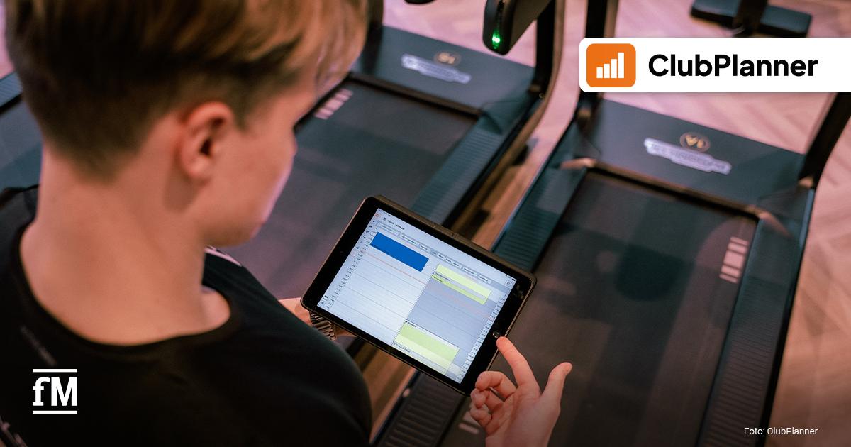 Person steht vor Laufbändern und bedient ein Tablet mit digitaler Terminübersicht, oben rechts ClubPlanner-Logo, unten links fM-Logo.
