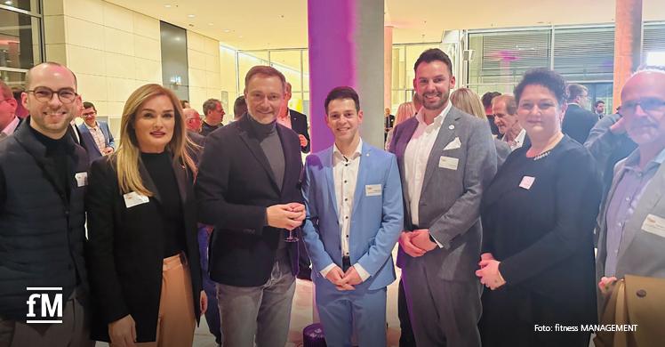 Der DSSV beim Sportempfang 2024 der FDP (von links: Fabian Menzel (XTRAFIT), Mahssa Noori (FitX), Christian Lindner (Deutscher Bundesmi- nister für Finanzen), Philipp Hartewig (MdB und Sportpolitischer Sprecher der FDP), Janosch Marx (fitness MANAGEMENT), Gülizar Cihan (DSSV) und Hermann Lammers (3lifesports))
