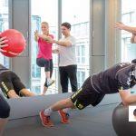 In der Physiotherapiepraxis vom Studium profitieren: DHfPG vermittelt Theorie, die bei der myPhysio GmbH angewandt wird.