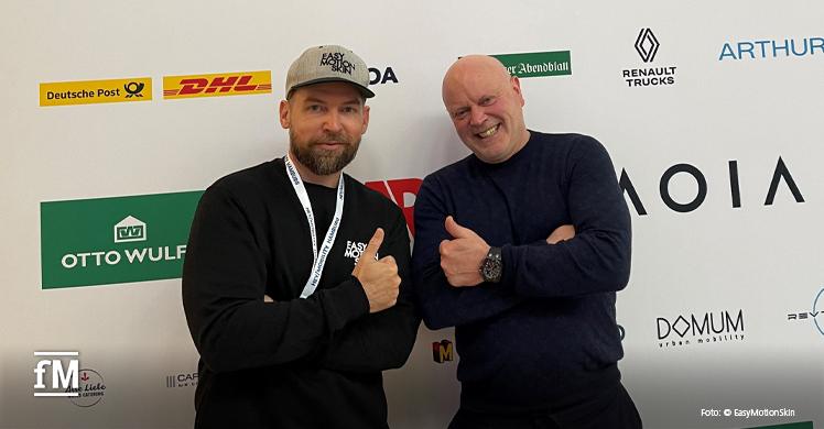 Rainer Beck (rechts, EasyMotionSkin Business Developer) mit Startrainer und Coach Joachim 'Jopo' Pötschger bei der 'HEY! Mobility' in Hamburg.