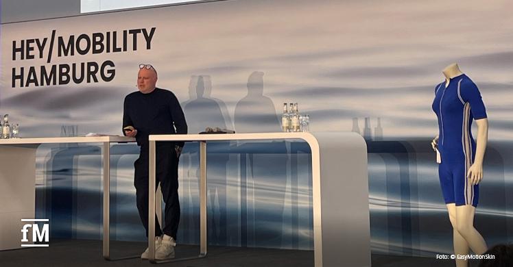 EasyMotionSkin Business Developer Rainer Beck bei seiner Rede bei der 'HEY! Mobility' in Hamburg, in der er die Bedeutung der Gesundheit für die zukünftige Mobilität betont.
