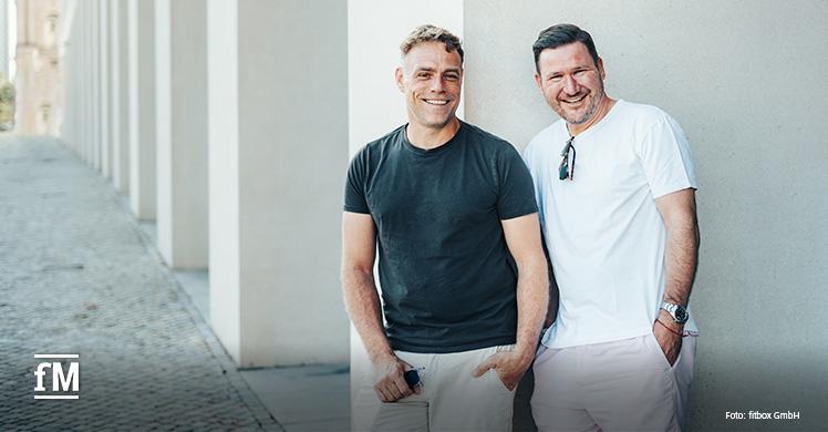 Ingo Huppenbauer, CEO und Founder fitbox, (links) und Dr. Björn Schultheiss, CMO und Co-Founder fitbox, (rechts) freuen sich über die erneute Auszeichnung 'Deutschlands bestes EMS-Studio'