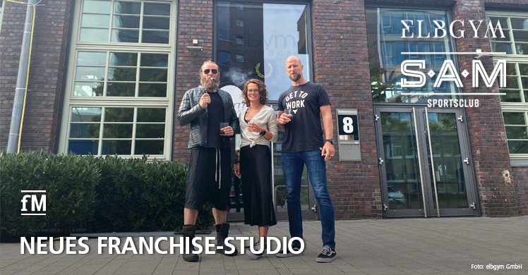 Neues Franchise-Studio: ELBGYM-Gründer und CEO Wilhelm Schröter (links) nach der Vertragsunterzeichnung in Hamburg mit den Gründern der SAM Sports Athletics Medicine GmbH Sabrina und Samuel Schürenberg.