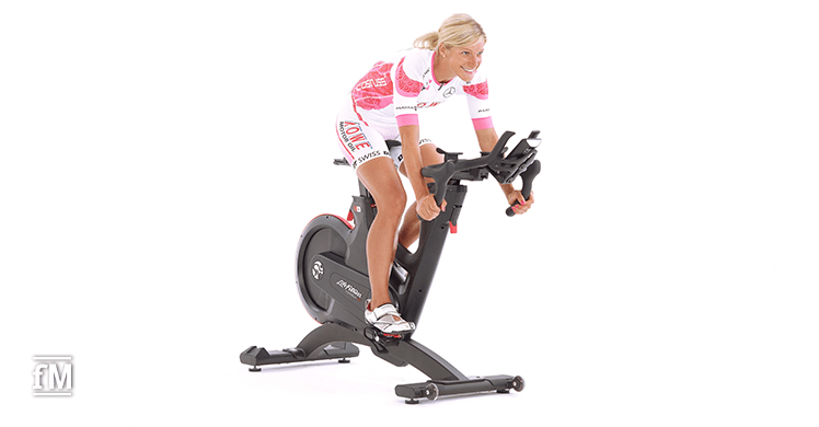 Anja Ippach trainiert auf einem Indoorbike IC8 von Life Fitness. Das Bike ist mit einem stabilen und präzisen Messsystem ausgestattet.