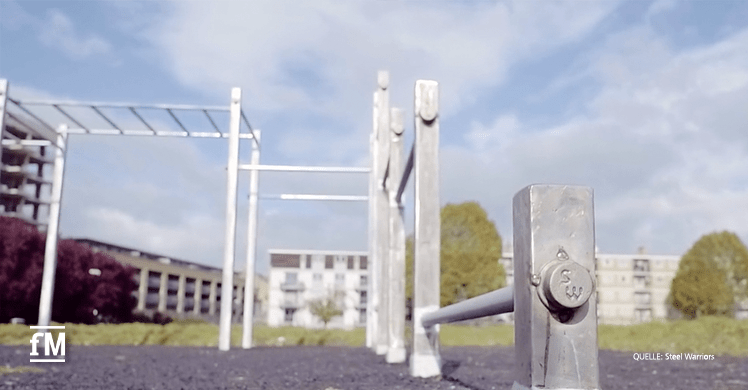 Steel Warriors bauen Fitnessgeräte aus eingeschmolzenen Messern und richten Outdoor Calisthenics Fitnessstudios ein.
