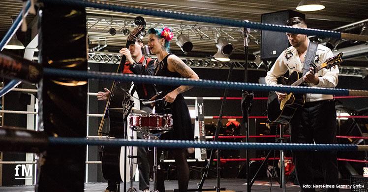 Fitnessmesse bei HOIST in Köln: The Boneshakers live im Boxring des ehemaligen Weltmeisters Felix Sturm.
