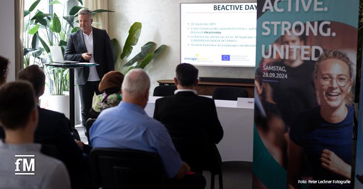 Impressionen Präsentation Eckdaten Österreich 2024 in Wien: Christian Hörl – Bundesbranchensprecher und Ausschussmitglied WKÖ begrüßt die Teilnehmenden