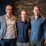 Brett Long (rechts, CEO) und Todd Scarce (Bildmitte, COO) von Kieser Australien im Gespräch mit Sportwissenschaftler Andreas Barz (DHfPG) über die Erfolgsgeschichte des medizinischorientierten Krafttrainings und zukünftige Expansionspläne.