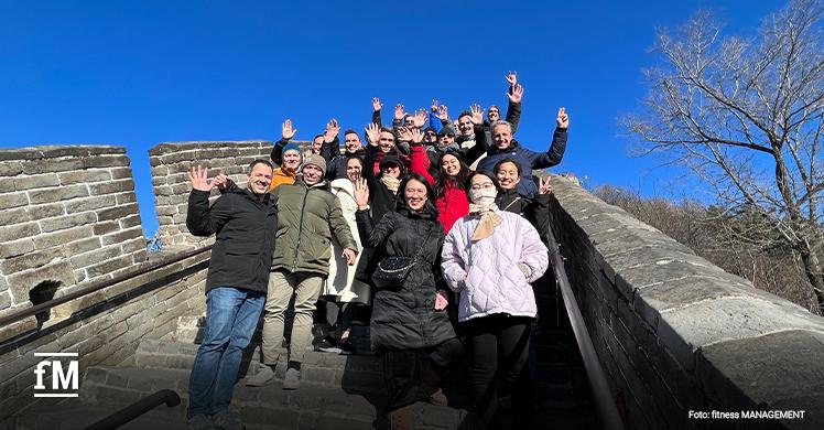 Die Fitnessreisegruppe auf der steilen Chinesischen Mauer