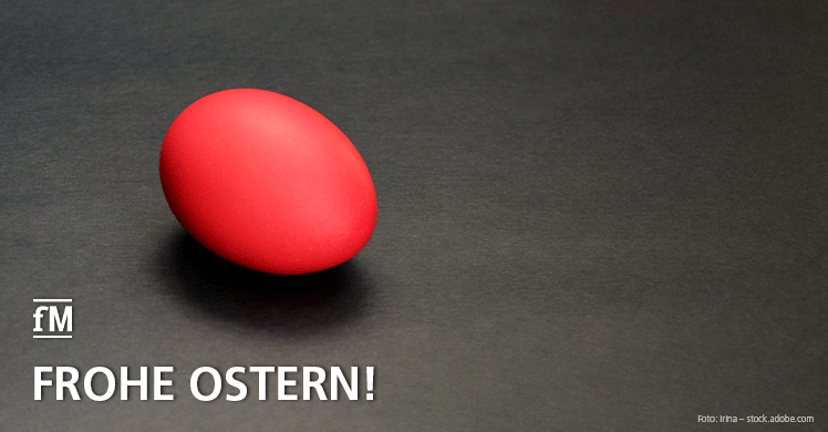 Ein rotes Ei liegt auf einem grauen Hintergrund, unten links sind in weißer Schrift das Logo 'fM' und 'Frohe Ostern!' in Großbuchstaben zu lesen.