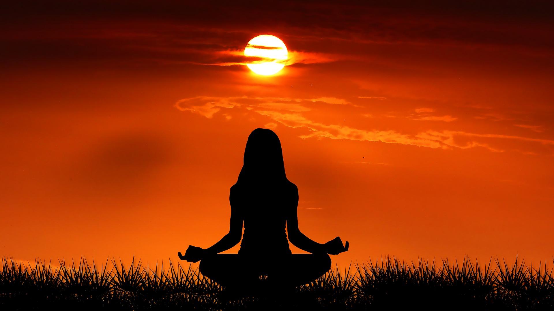 Weltweit praktizieren Menschen am Internationalen Yoga Tag Übungen und üben sich in Entspannung, Verbundenheit und Einheit.