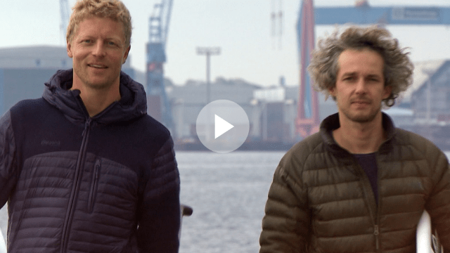 Kitesurfer Mario Rodwald und ein Stand-Up-Paddler Michael Walther umrunden das nördlichste Bundesland. Auf ihren Boards sammeln die beiden Umweltschützer noch Plastikmüll.