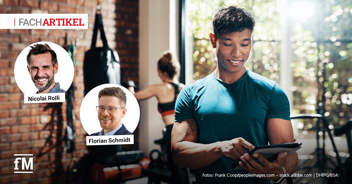 Ein junger Mann im Sportoutfit steht in einem modernen Fitnessstudio und bedient ein Tablet mit einem Lächeln im Gesicht. Im Hintergrund trainiert eine Frau an einem Boxsack vor einer Wand aus roten Backsteinen. Oben links im Bild ist der Hinweis 'FACHARTIKEL' zu sehen. Darunter befinden sich zwei Porträtfotos: links Nicolai Rolli, rechts Florian Schmidt.