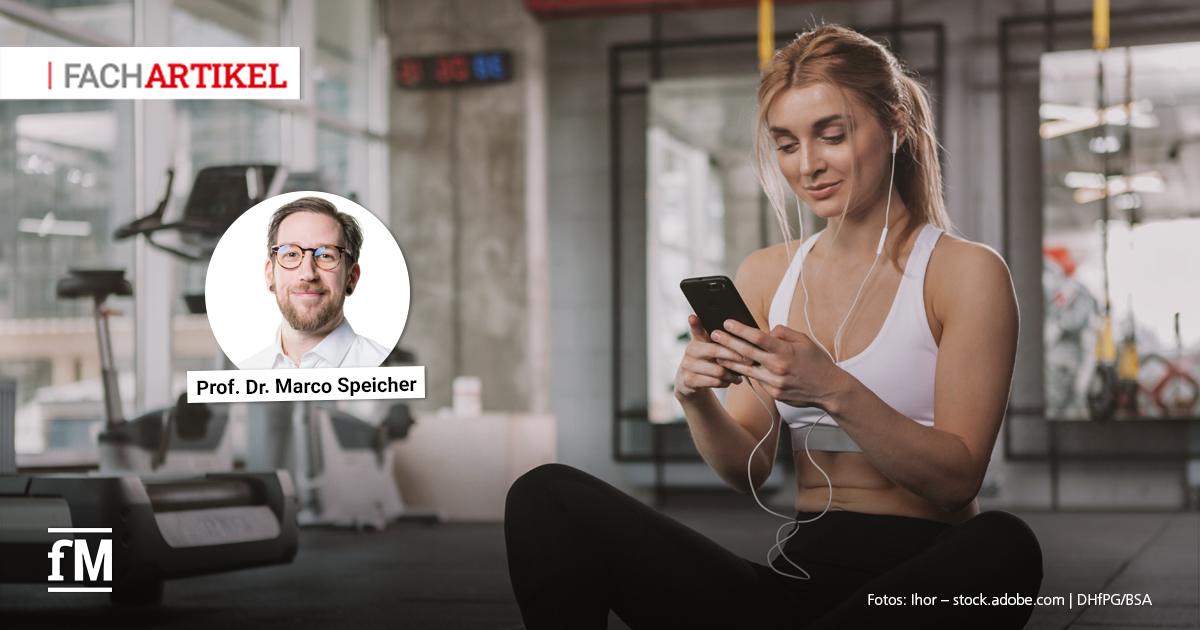 Junge Frau im Sportoutfit nutzt ein Smartphone im Fitnessstudio, eingeblendet ist ein Porträt von Prof. Dr. Marco Speicher mit Namensschriftzug.