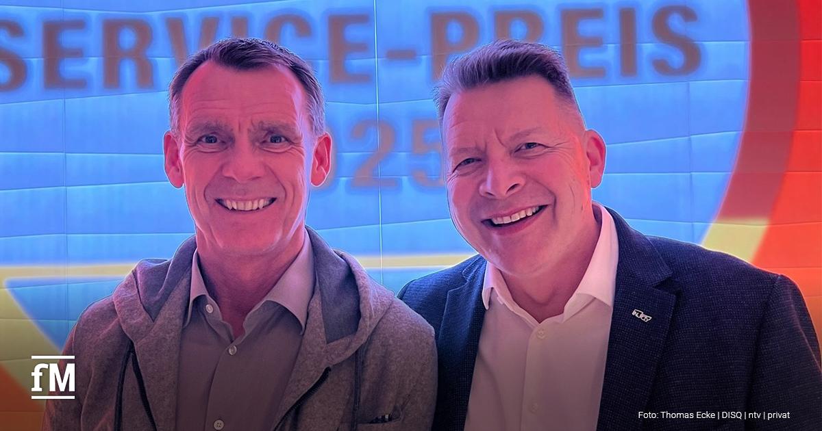 Thorsten Kielmann (links) und Alexander Benker feiern den erneuten Gewinn des Deutschen Servicepreises