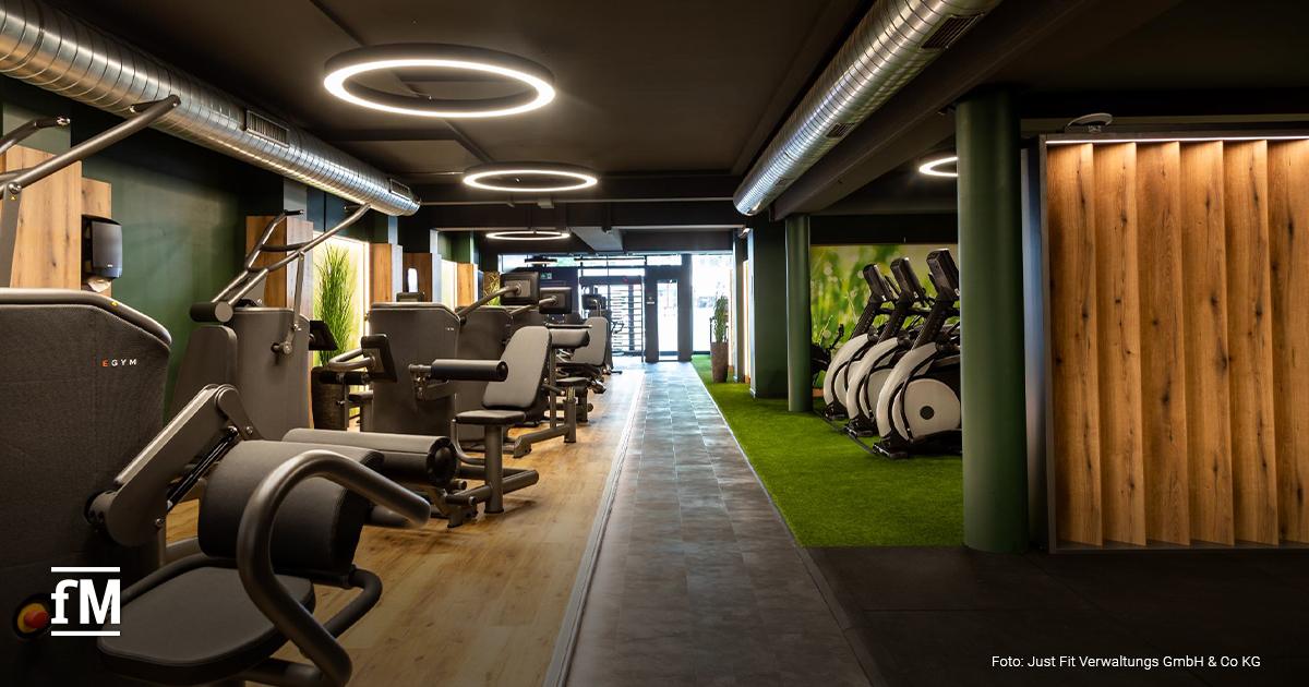 Zu sehen ist ein modernes, volldigitalisiertes Fitnessstudio von NEXT DOOR mit smarten Geräten im modernen Design