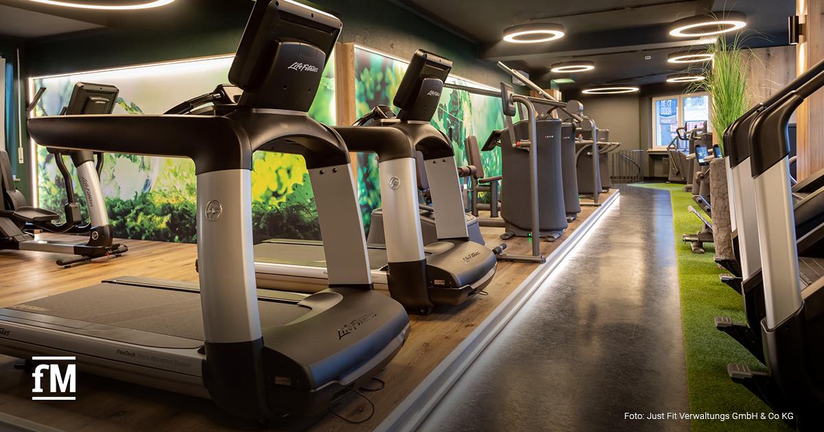 Zu sehen ist ein modernes, volldigitalisiertes Fitnessstudio von NEXT DOOR mit smarten Geräten im modernen Design