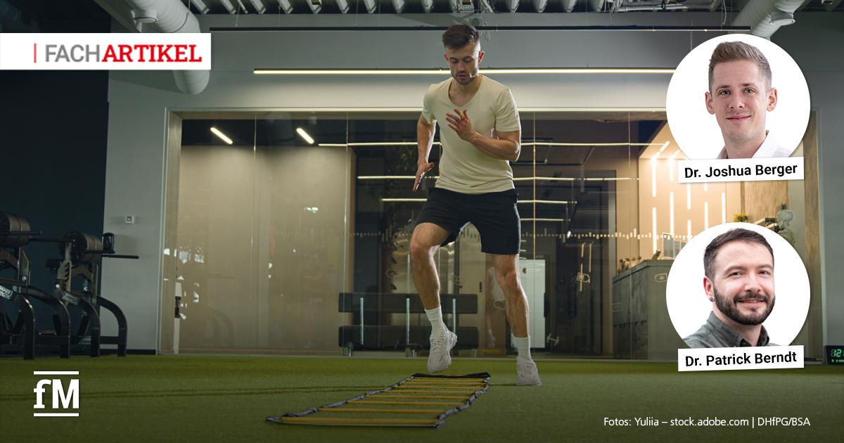 Ein Sportler absolviert ein Koordinationstraining in einem Fitnessstudio. Auf der linken Seite sind Trainingsgeräte zu sehen. Rechts im Bild sind Porträtfotos von Dr. Joshua Berger und Dr. Patrick Berndt, links oben ist der Hinweis 'Fachartikel'.